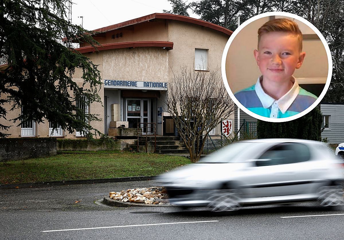 Una vista de la comisaría de Revel (Francia) donde Fabien Accidini llevó a Alex Batty, el pasado miércoles. La imagen es de hoy viernes 15 de diciembre. Arriba, la imagen de Alex Batty en 2017