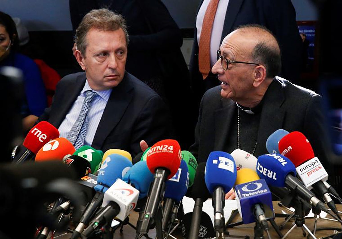 Javier Cremades, izquierda, junto al cardenal Juan José Omella el día que firmaron el encargo del informe