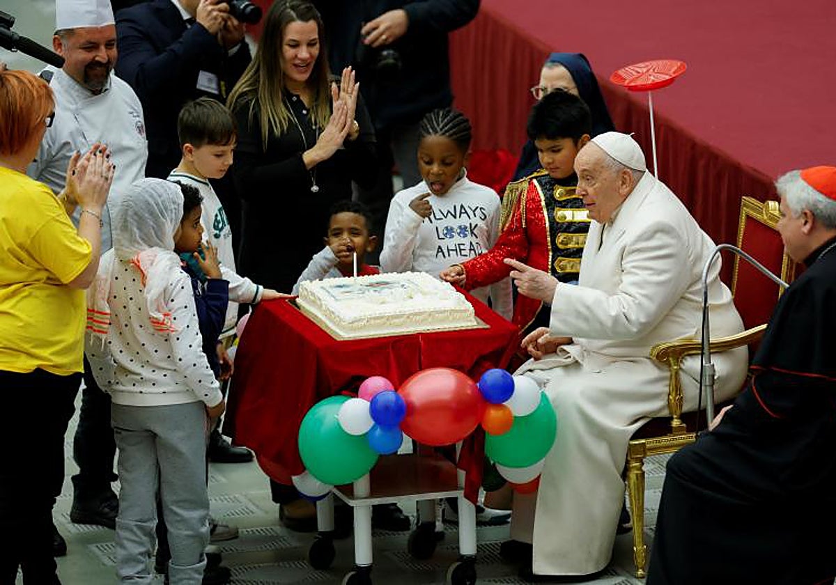 El Papa ha soplado las velas junto a un grupo de niños