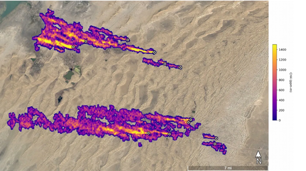 Al este de Hazar, Turkmenistán, una ciudad portuaria en el Mar Caspio, 12 columnas de metano fluyen hacia el oeste. Las columnas fueron detectadas por la misión de investigación de la NASA y algunas de ellas se extienden por más de 32 kilómetros