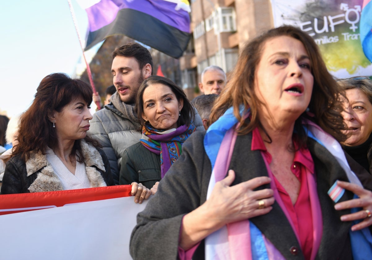 Ana Redondo, la ministra de Igualdad, ayer camina al lado de Reyes Maroto y Víctor Gutiérrez (detrás). Delante, Carla Antonelli, senadora de Sumar que abandonó el PSOE ante la división que creó la 'ley Trans'