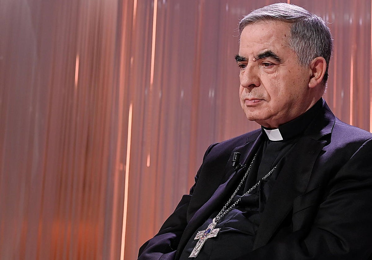 El cardenal Angelo Becciu durante una entrevista en la televisión italiana