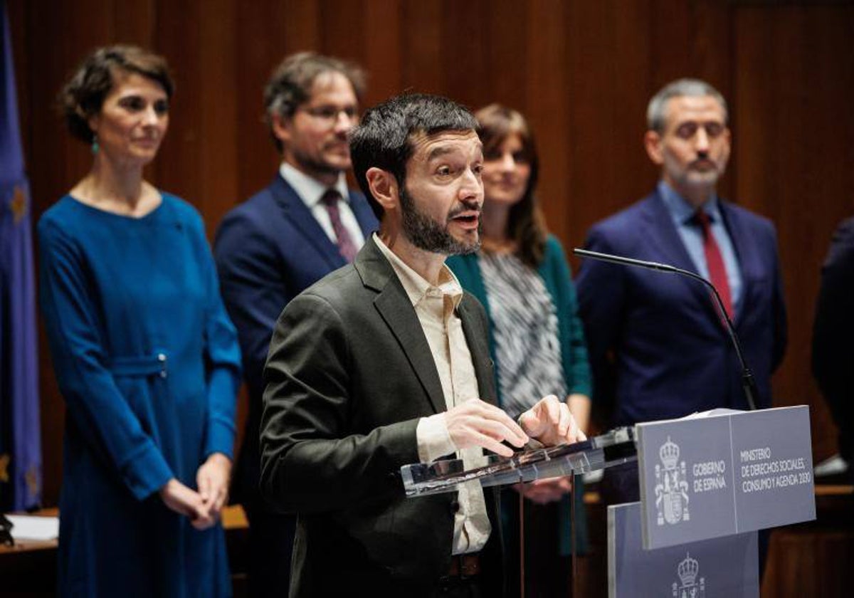El ministro de Derechos Sociales, Consumo y Agenda 2030, Pablo Bustinduy, preside la toma de posesión de altos cargos del Ministerio de Derechos Sociales, Consumo y Agenda 2030, en la sede del Ministerio