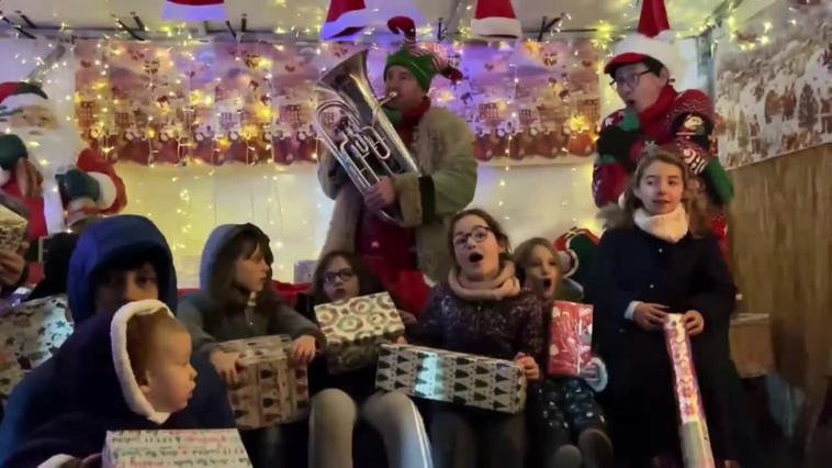 Un belga instala un jardín navideño que recibe la visita de los más pequeños