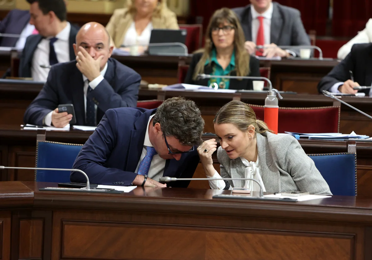 La presidenta Marga Prohens charla con el conseller de Economía, Toni Costa durante una sesión plenaria en el Parlamento balear,