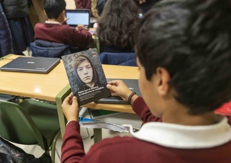 Imagen secundaria 1 - Arriba, el equipo de Francisco Moniche, en el Hospital Virgen del Rocío, analizan datos de un paciente. Debajo, a la izquierda, los talleres contra el 'bullying' de la Fundación Anar han llegado a más de 200 centros educativos. A la derecha, el bus que permite a los jóvenes de la Cañada Real continuar con sus estudios tras acabar la ESO.