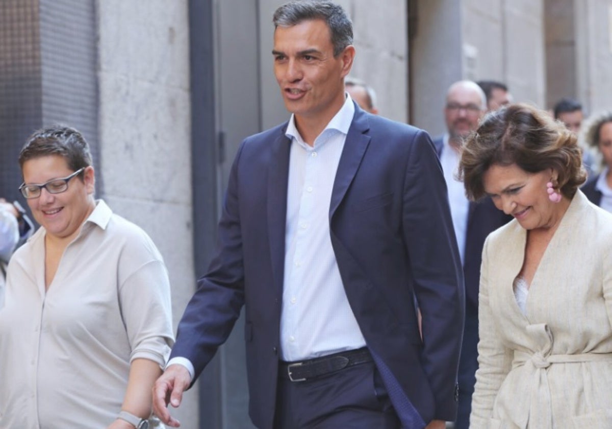 Foto de 2019: Isabel García, de la cuerda de Carmen Calvo, entonces vicepresidenta del Gobierno de Pedro Sánchez