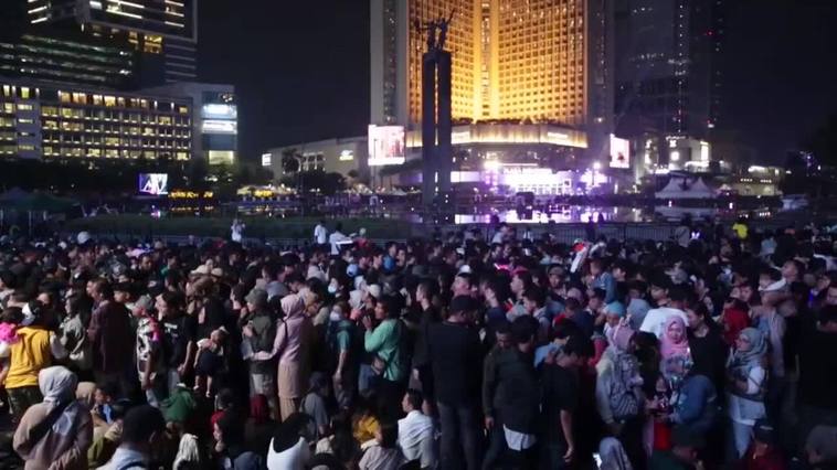 Miles de personas se congregan en Yakarta para celebrar Nochevieja