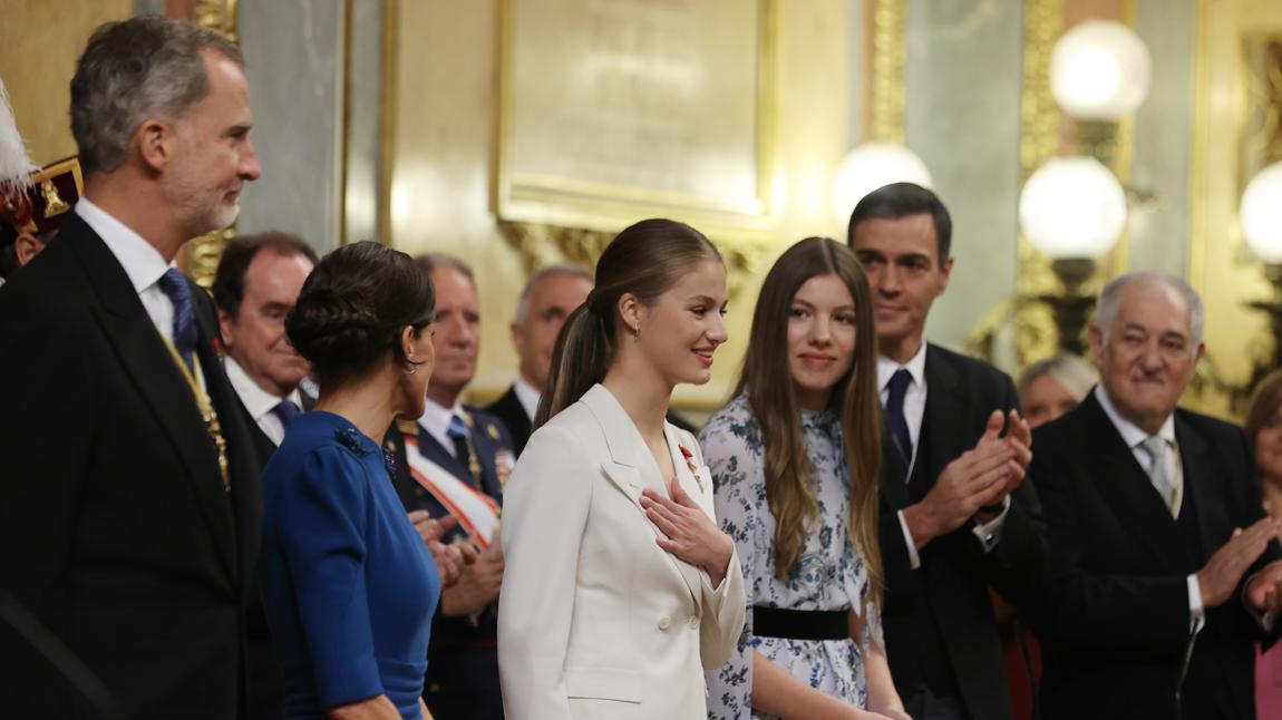 La Princesa Leonor, agradeciendo la ovación tras la Jura de la Constitución ante las Cortes