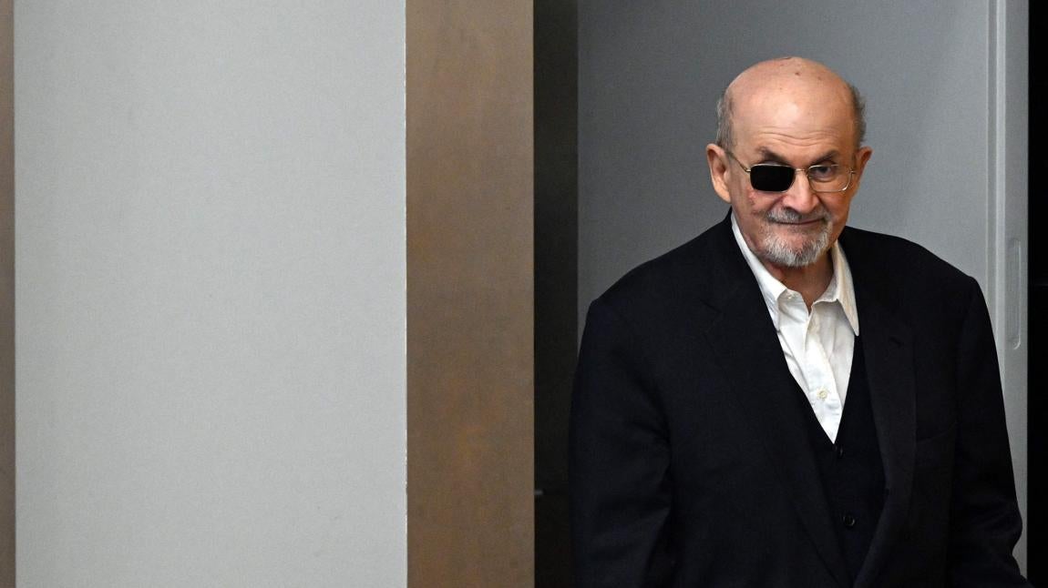 El escritor Salman Rushdie reaparece tras su atentado