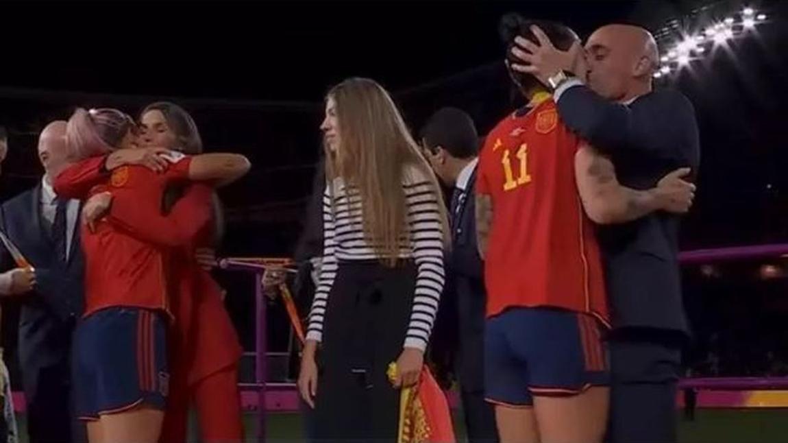 El beso de Luis Rubiales, expresidente de la Federación, a Jenni Hermoso tras ganar el Mundial