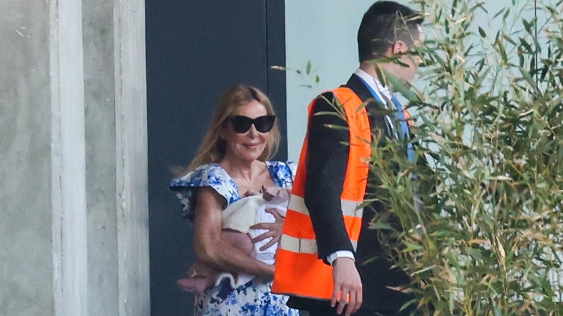 Ana Obregón, saliendo de la clínica con Ana Sandra en brazos