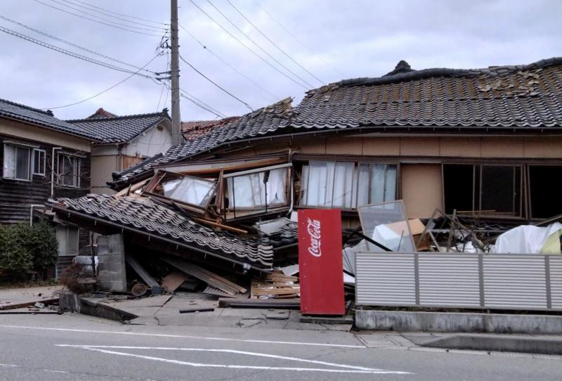 a casa derrumbada tras un terremoto en Wajima
