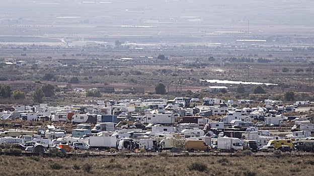 Vista de las furgonetas y autocaravanas en el recinto de la 'rave'