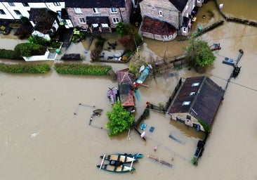 Henk arrasa el noroeste de Europa, que lucha contra las inundaciones y la tormenta de nieve