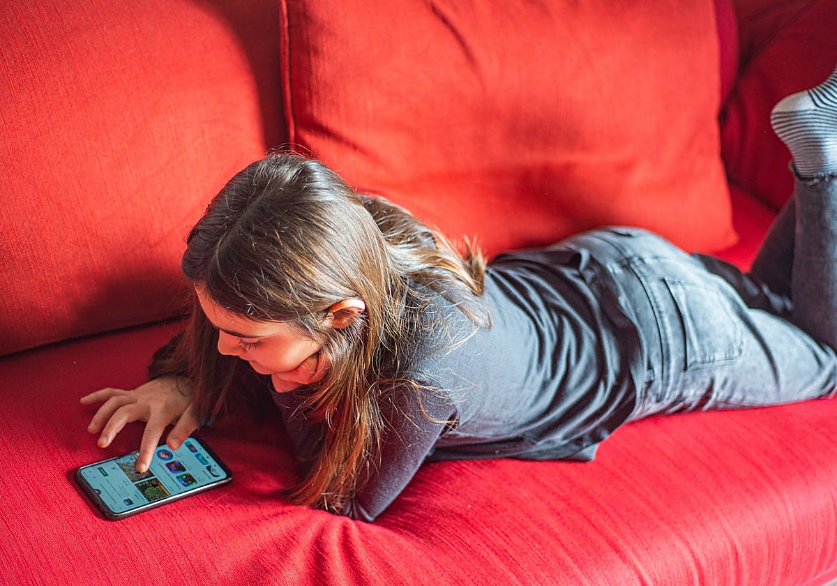 Los menores se distraen usando sus teléfonos inteligentes en clase