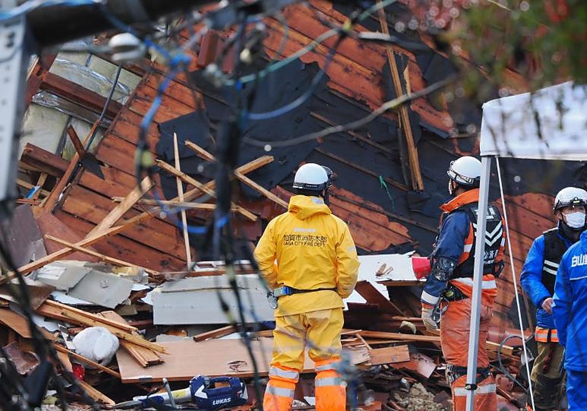 Trabajadores de rescate en Ishikawa tras el terremoto