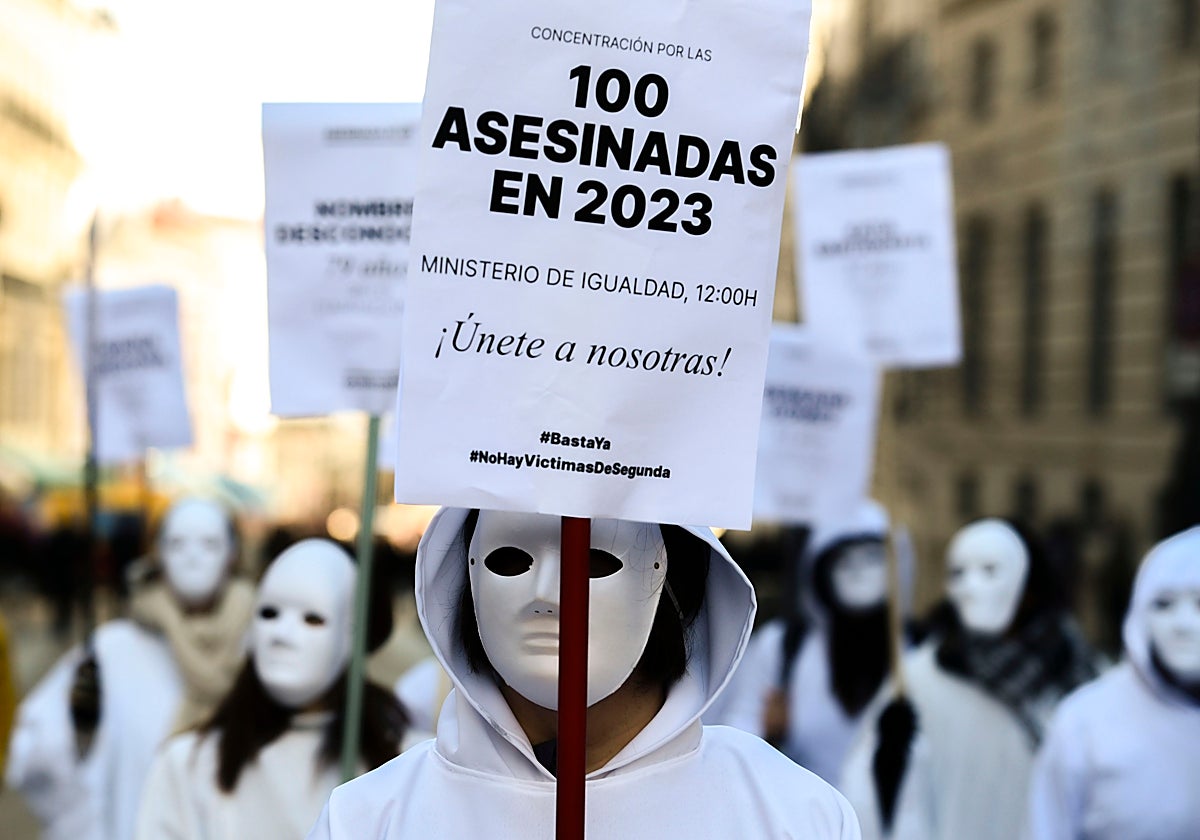 Manifestación organizada por colectivos feministas hacia el Ministerio de Igualdad este domingo para pedir que se contabilicen de forma oficial todos los feminicidios. EFE/