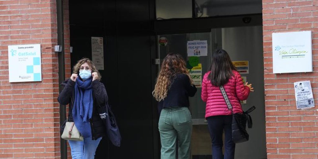 Todas las comunidades salvo Cataluña rechazan exigir de nuevo la mascarilla en centros de salud y hospitales como quería Sanidad