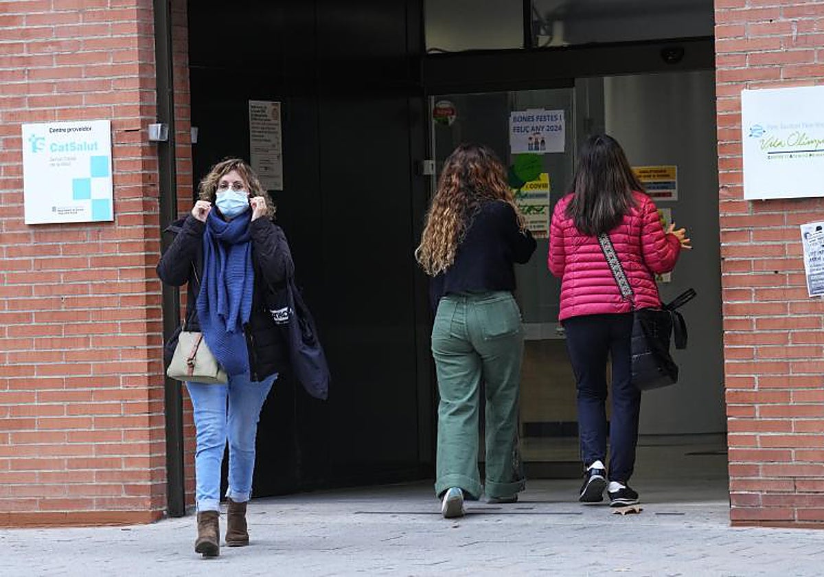 Una mujer con mascarilla en un centro de salud de Barcelona