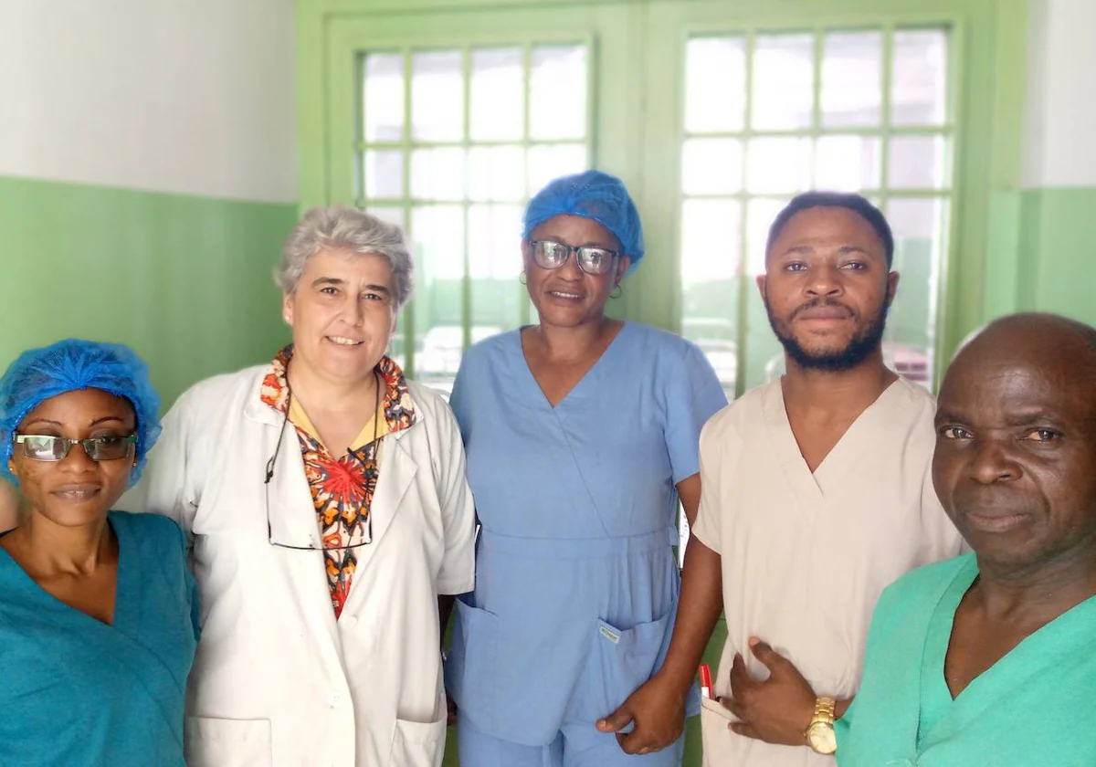 La doctora y religiosa Ana Gutiérrez con su equipo de médicos y enfermeros