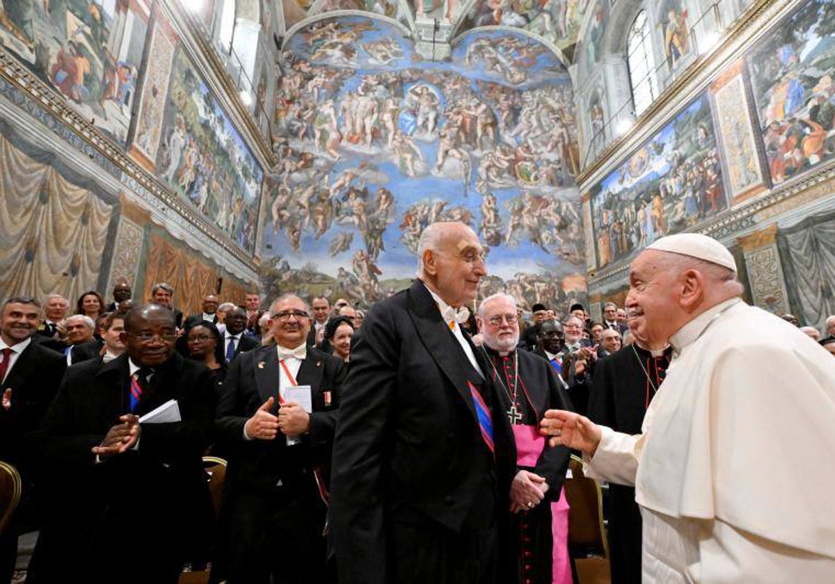 El Papa saluda a los miembros del cuerpo diplomático acreditado ante la Santa Sede en la capilla Sixtina