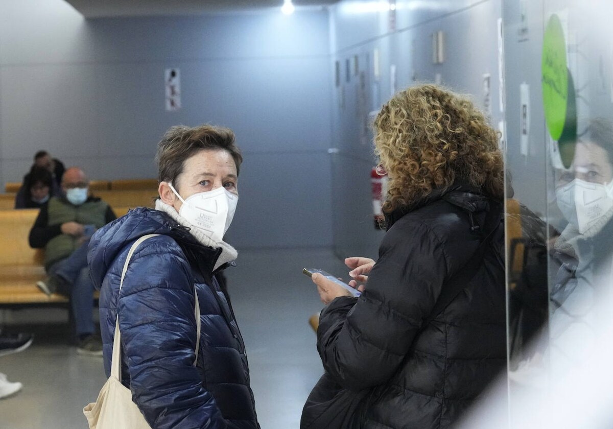 Sanidad y las comunidades aplazan dos días la decisión sobre el uso de  mascarillas por la gripe