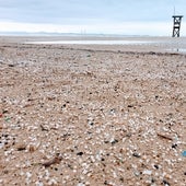 Cataluña tiene la playa más contaminada por pellets de España: «Nuestros abuelos ya lo veían»