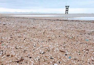 Cataluña tiene la playa más contaminada por pellets de España: «Nuestros abuelos ya lo veían»