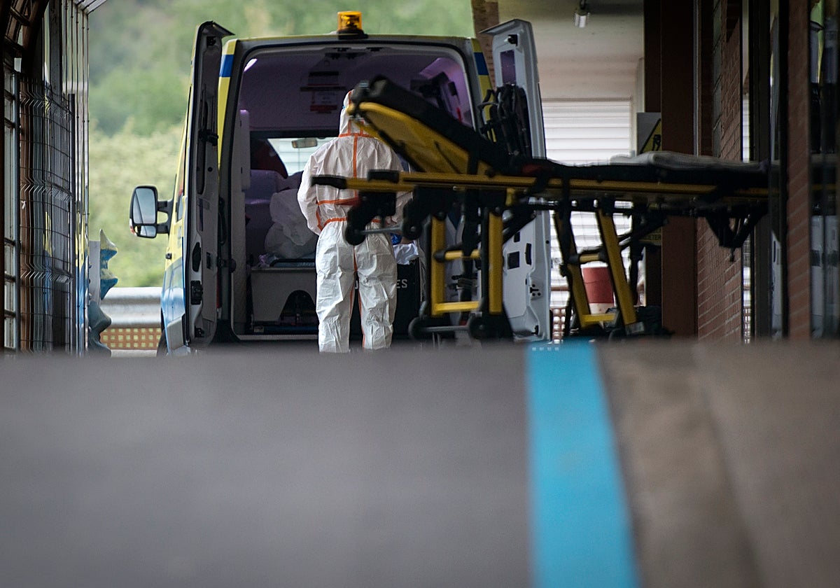 Ambulancia frente a la entrada de urgencias del Hospital Josep Trueta de Gerona