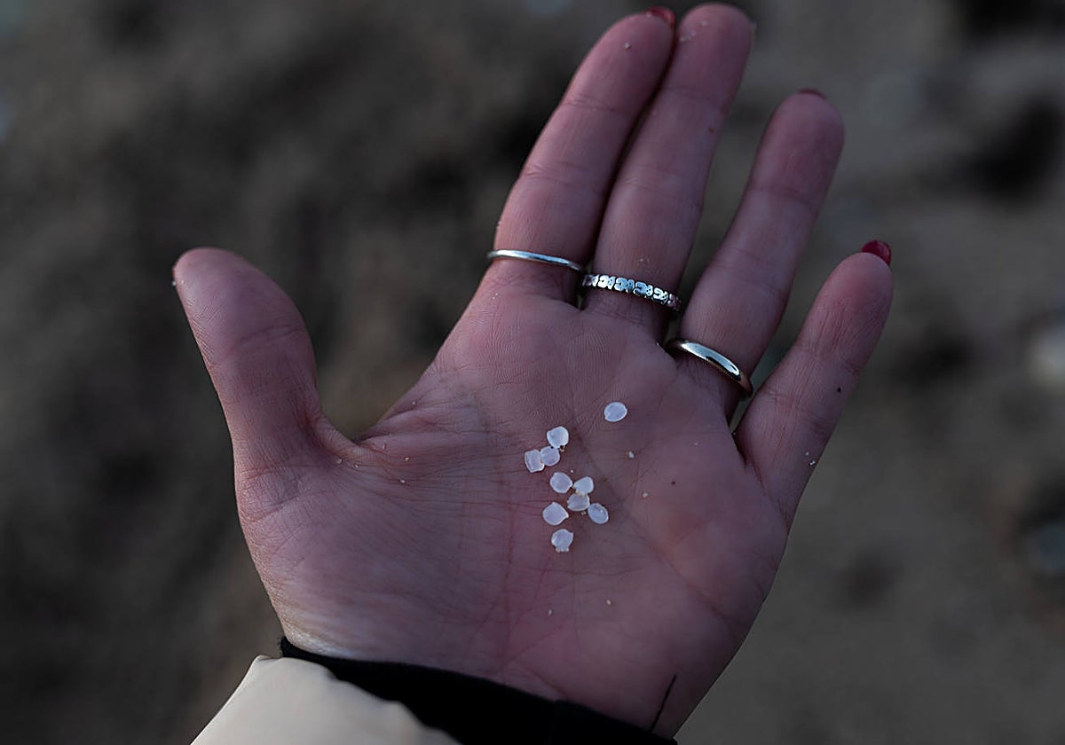 Los 'pellets' pequeñas bolitas de resina que se utilizan para fabricar diversos productos plásticos