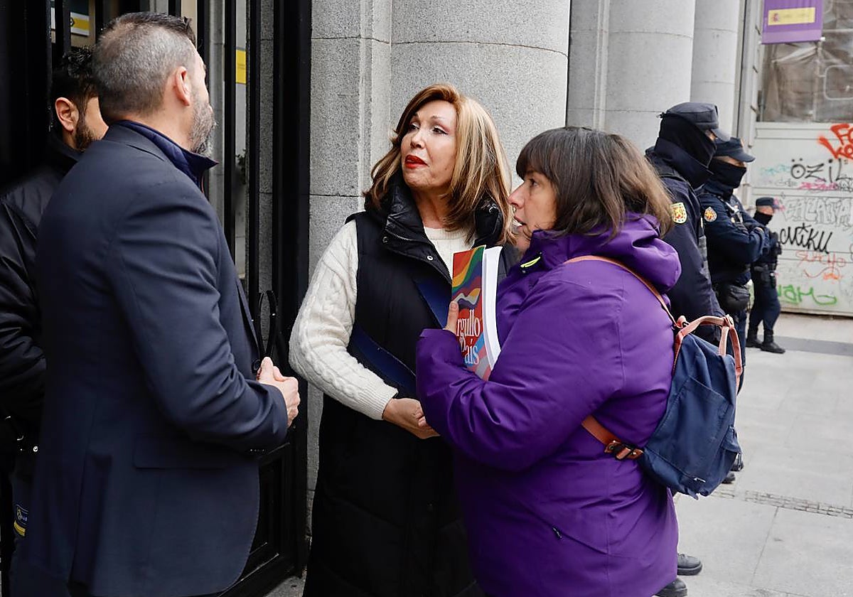 Mar Cambrollé y Nalia Aventín, instadas por el personal de seguridad del Ministerio a identificarse antes de entregar las más de 5.500 firmas contra el nombramiento de Isabel García