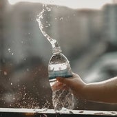 El agua embotellada puede contener cientos de miles de pequeños trozos de plástico no identificados hasta ahora