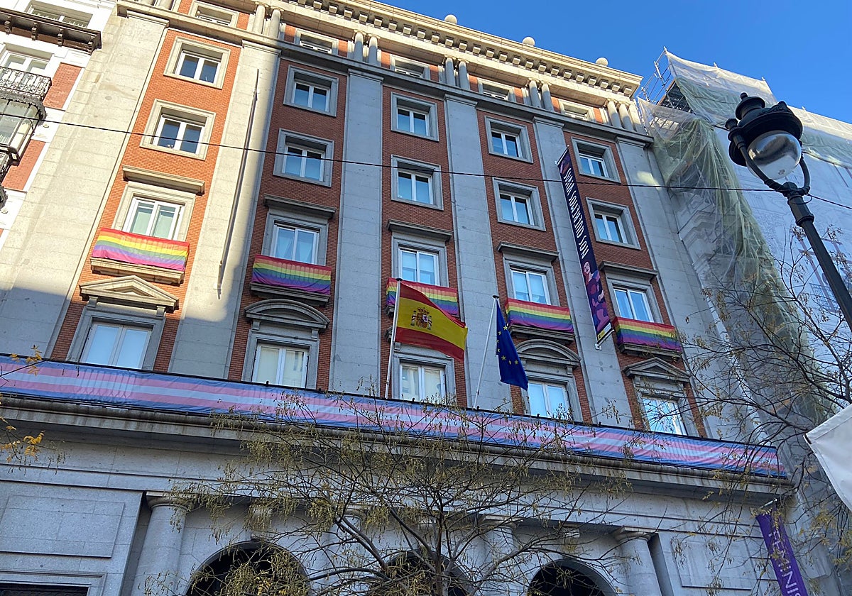 Fachada del Ministerio de Igualdad donde Irene Montero colocó la bandera trans celeste, rosa y blanco