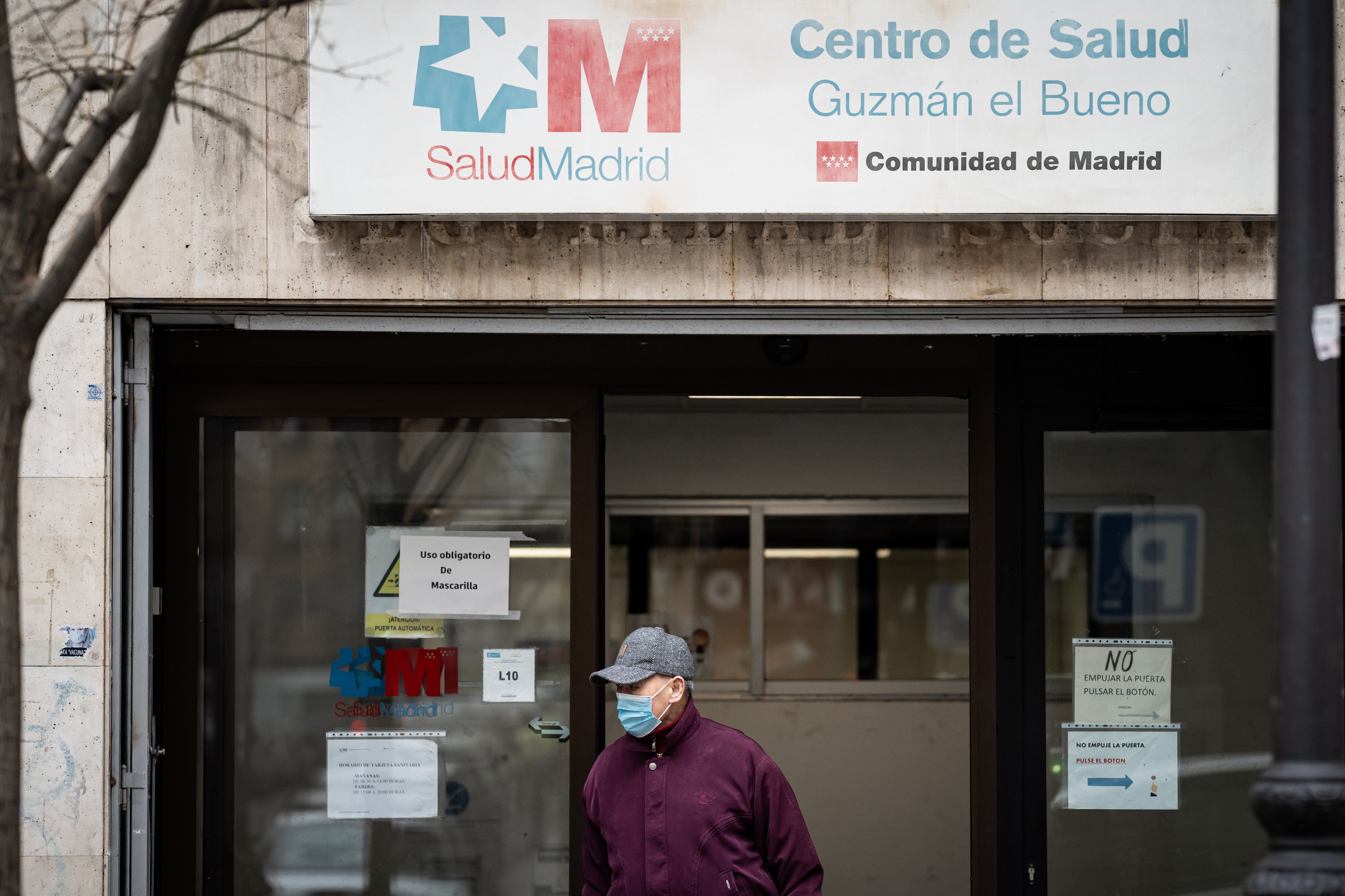 Una persona abandona un centro de salud con mascarilla en Madrid