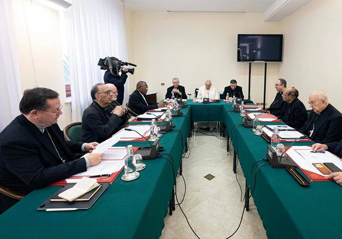 El cardenal Ambongo, en la mesa de la izquierda el primero más cercano al Papa, en una de las reuniones del consejo de cardenales del que es miembro