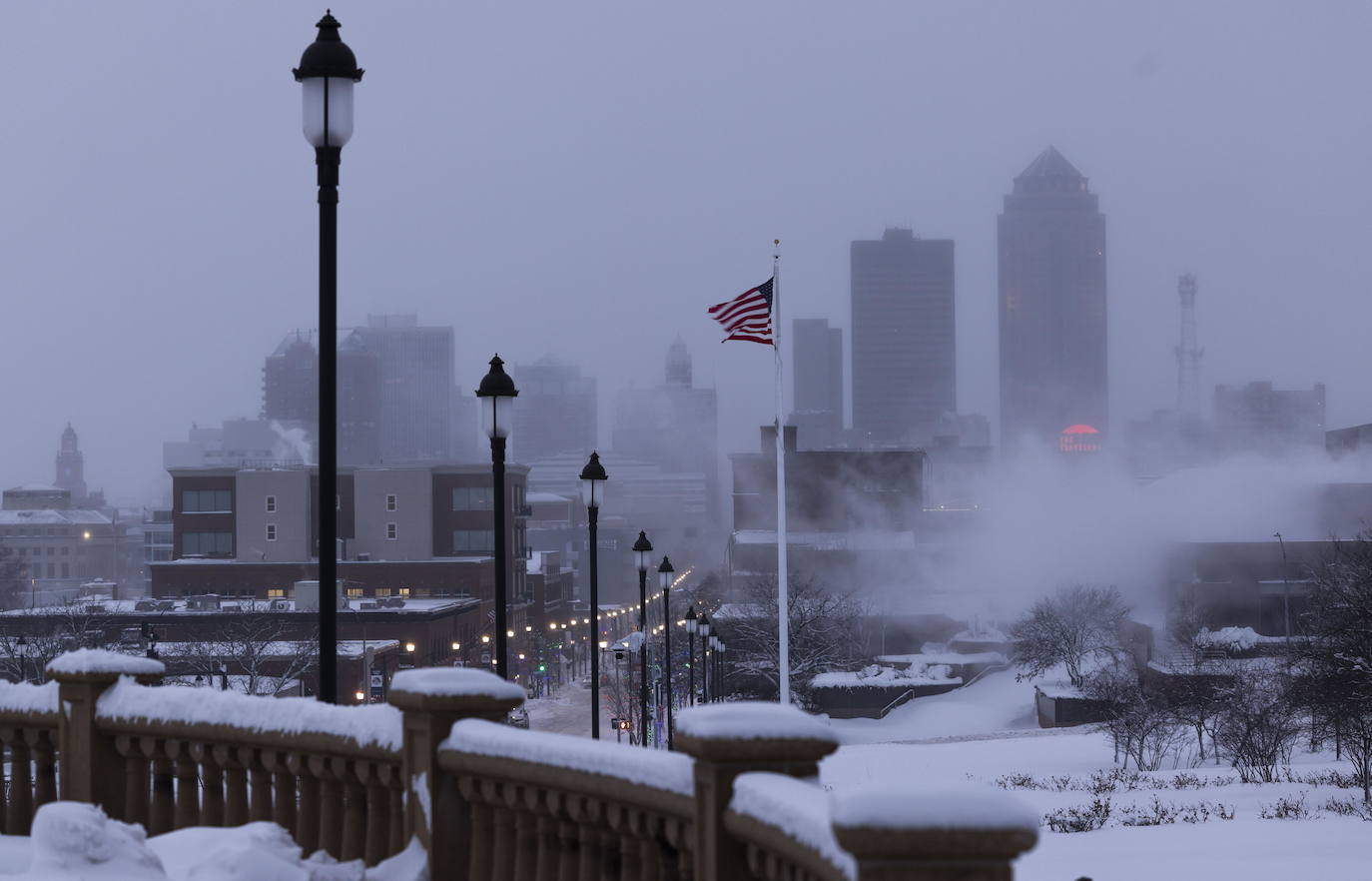 Vista del centro de la ciudad mientras las temperaturas descienden a niveles peligrosamente fríos debido a una masa de aire ártico tras una ventisca ayer en Des Moines, Iowa