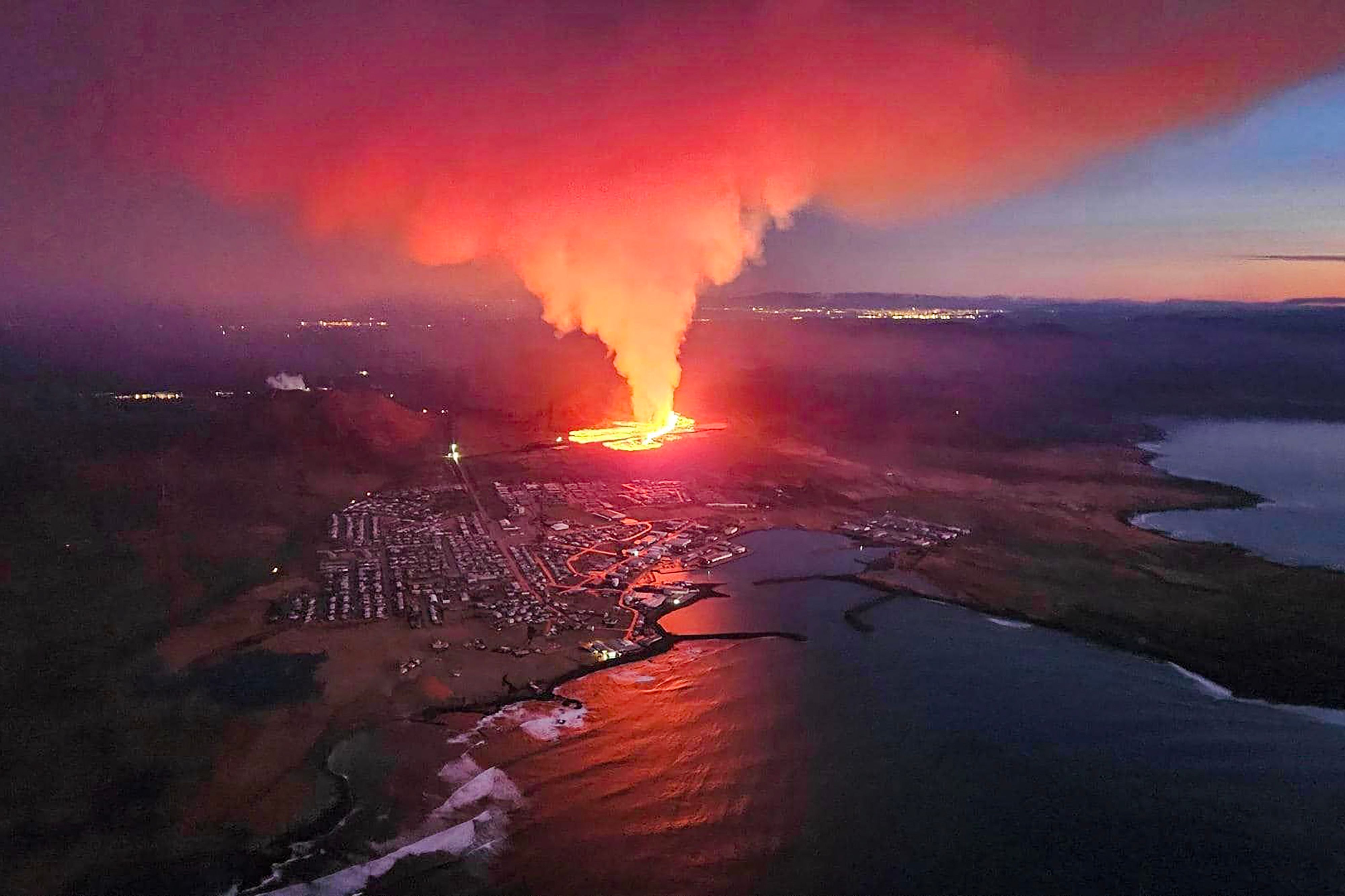 La lava y una columna de humo, junto a la localidad de Grindavik, en el oeste de Islandia