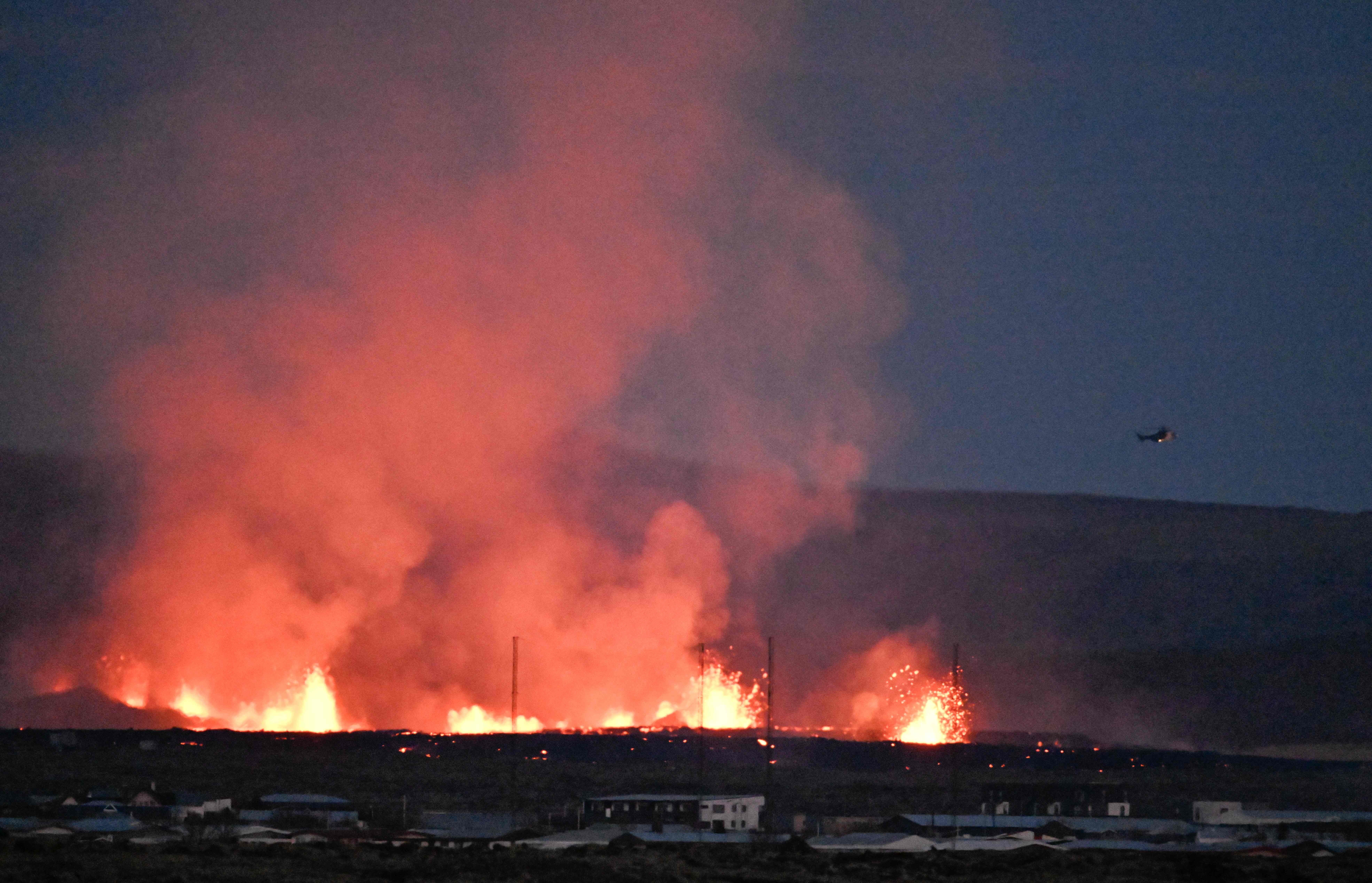 La lava y el humo, junto a una zona residencial de Grindavik