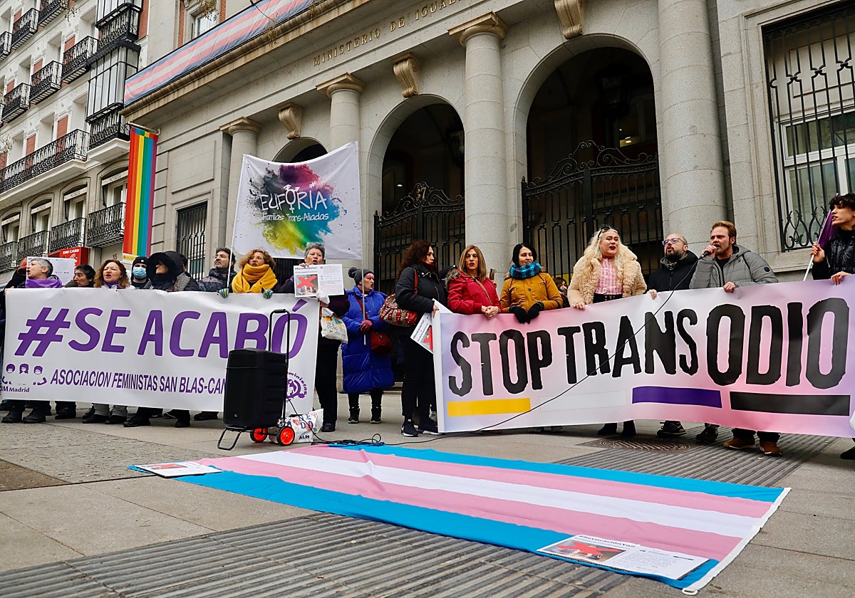 Plataformas de personas transexuales llevan dos semanas protestando a las puertas del Ministerio de Igualdad