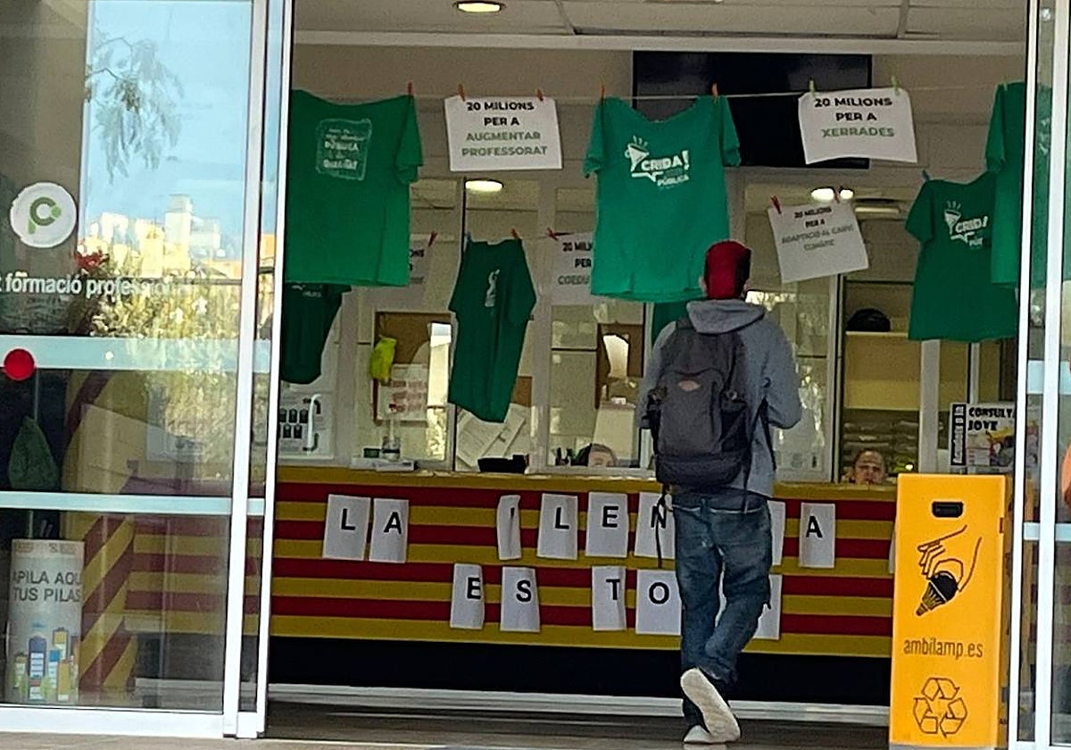 La entrada del IES Pau Casesnoves, en Mallorca, donde han colgado camisetas verdes por el catalán y carteles en contra del uso del castellano en las aulas