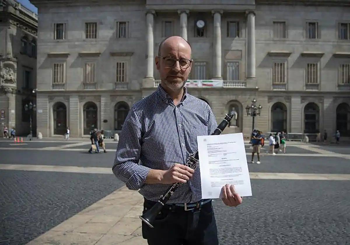 José Joaquín Sánchez posa con el clarinete frente al Ayuntamiento