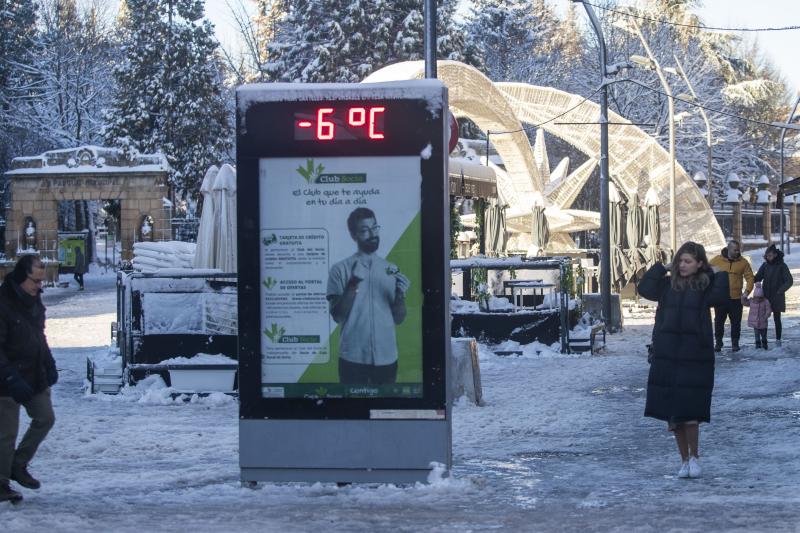 Varias personas caminan por la nieve y a -6 ºC este sábado en Soria