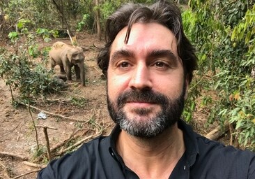 Ahimsa, el biólogo español que susurra a los elefantes en China