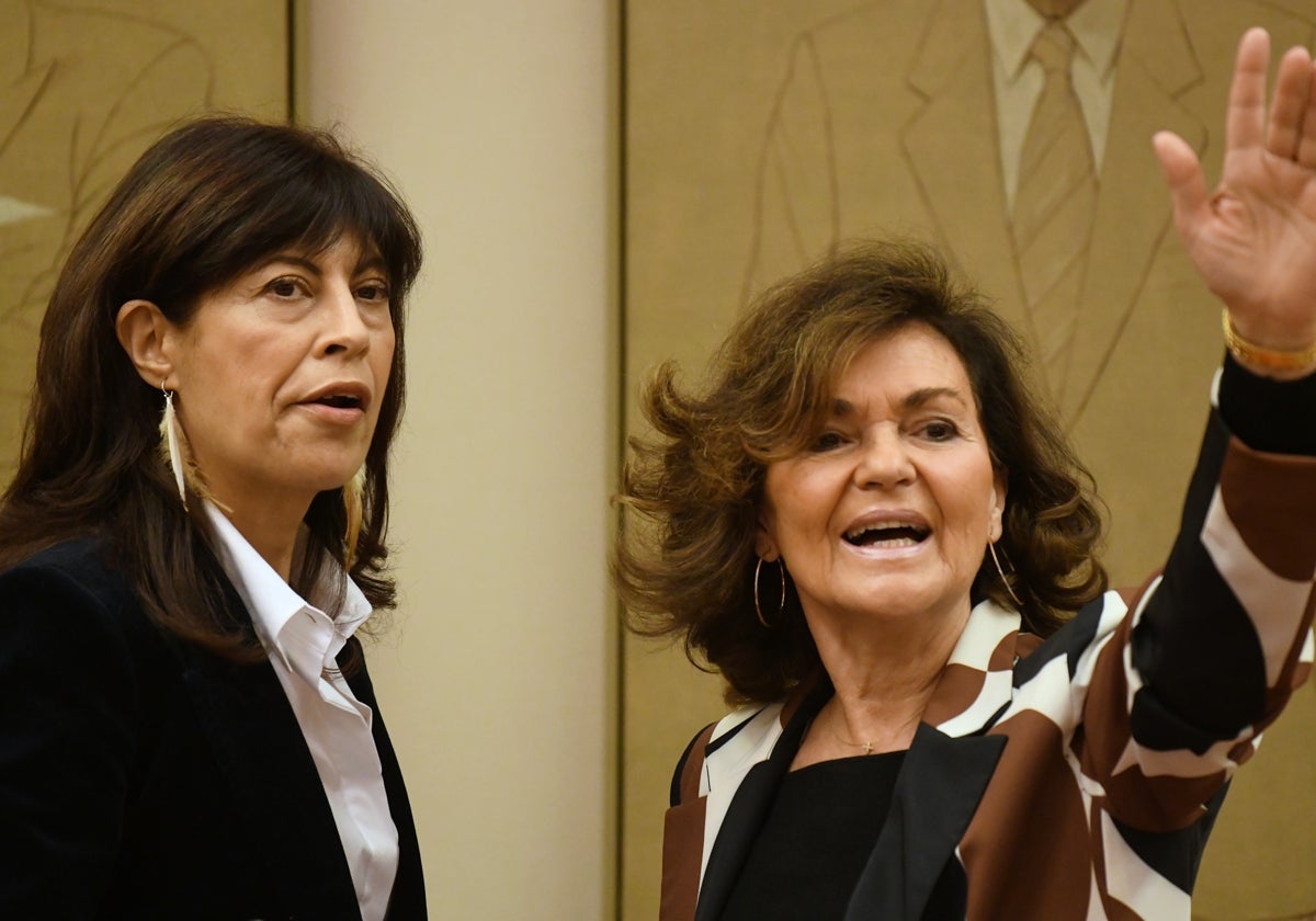 La ministra de Igualdad, Ana Redondo (i) y la presidenta de la Comisión, diputada del PSOE y exvicepresidenta primera del Gobierno Carmen Calvo (d), durante la Comisión de Igualdad, en el Congreso, hoy