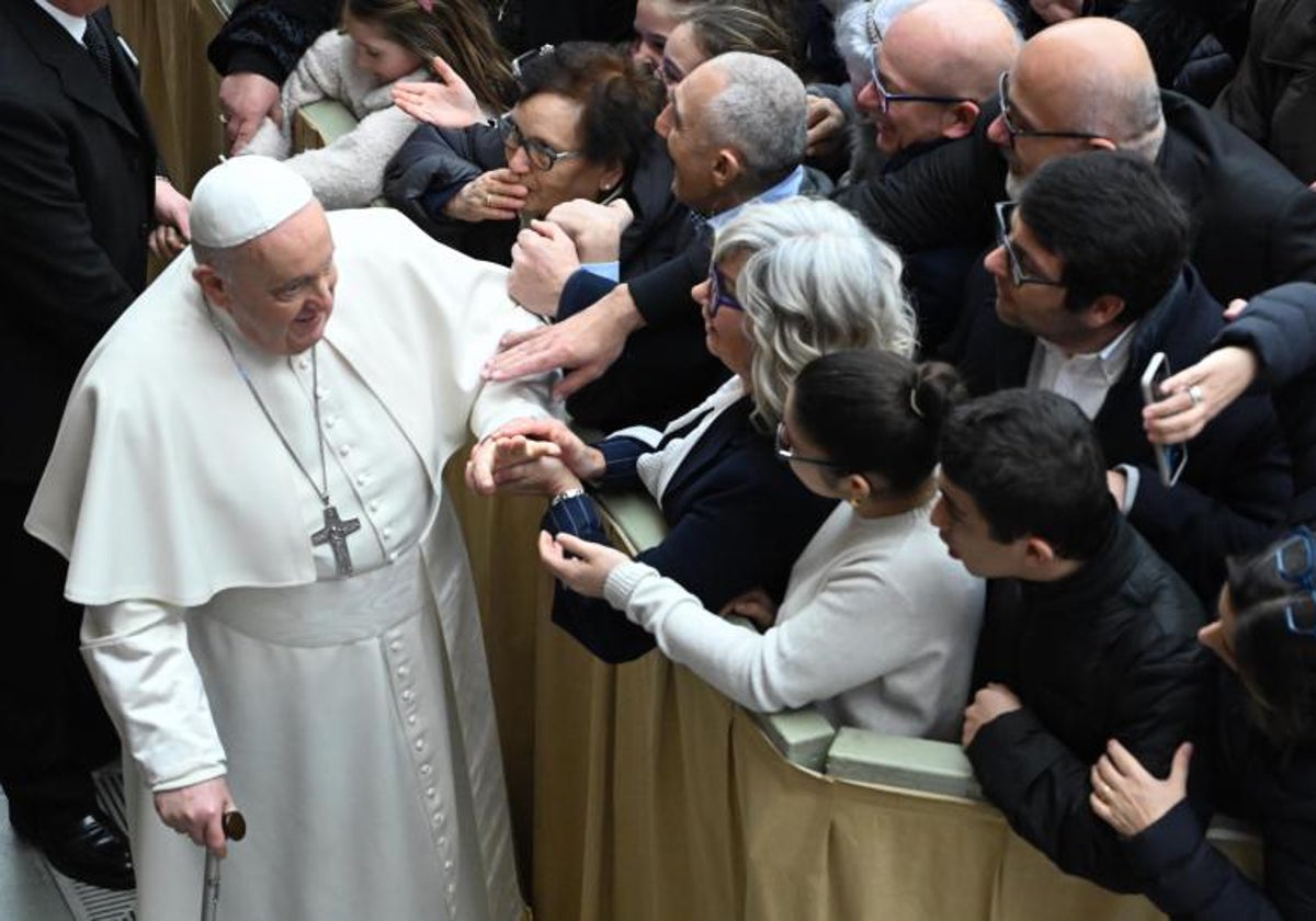 El Papa saluda a algunos empleados de TV2000 y Radio InBlu, de la Conferencia Episcopal Italiana, en una audiencia este lunes