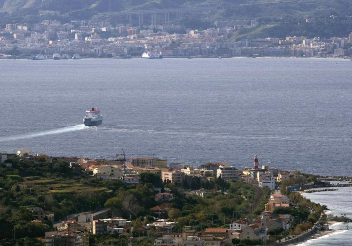 La vista general muestra el estrecho de Messina y la isla de Sicilia al fondo