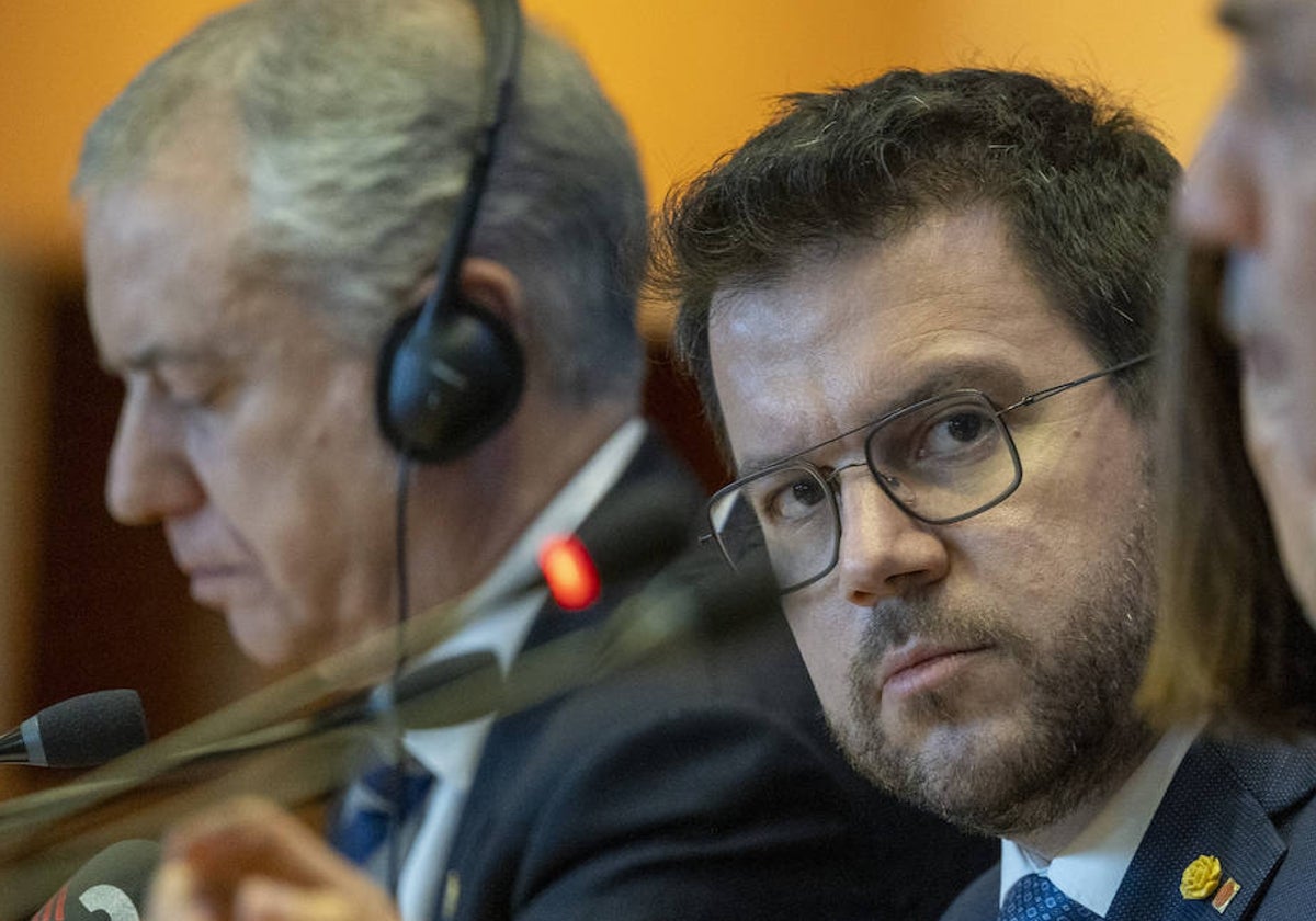 El lendakari, Iñigo Urkullu, y el presidente de la Generalitat, Pere Aragonès, durante el 'Caucus por la Autodeterminación', en el Parlamento Europeo, celebrado este 31 de enero en Bruselas