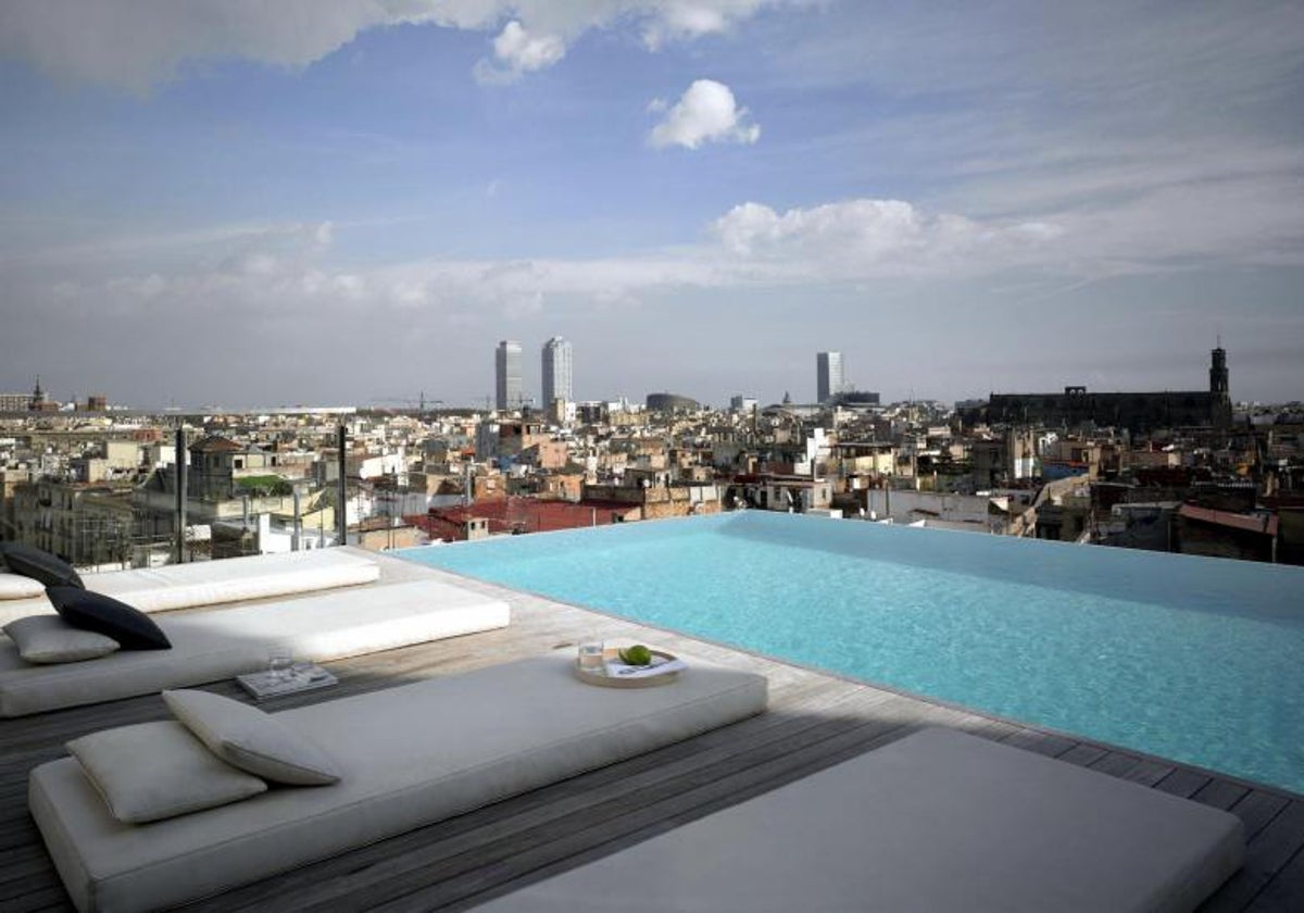 Vista de una piscina en un hotel de Barcelona