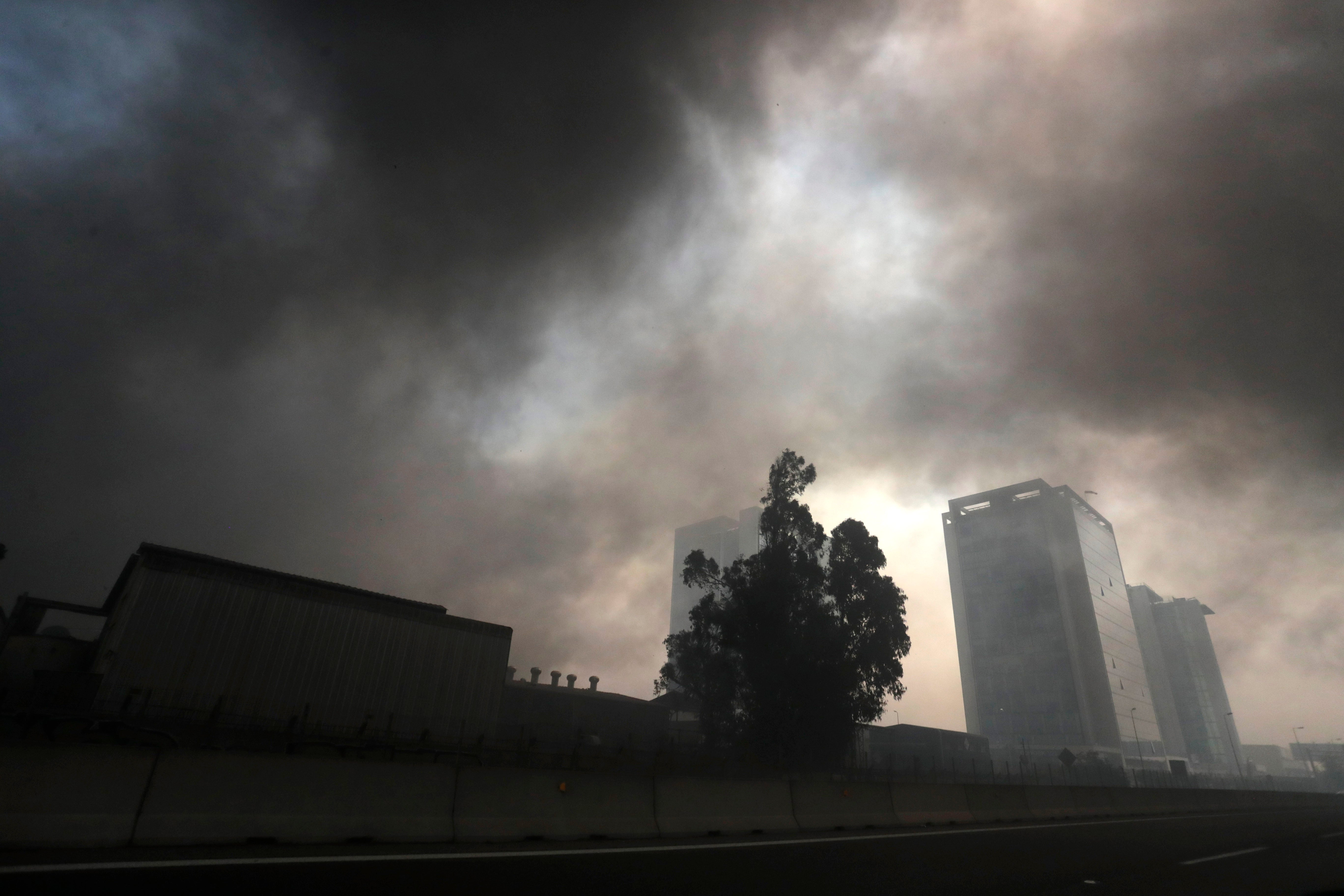 El humo hace el día noche cerrada